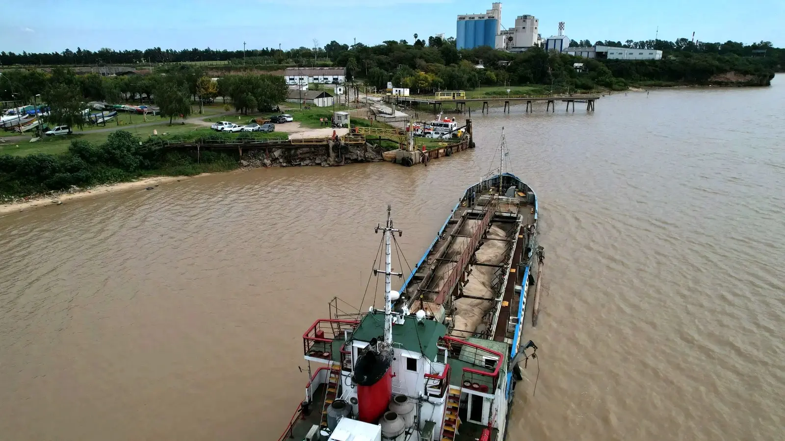 Buque arenero operando sobre el río Paraná